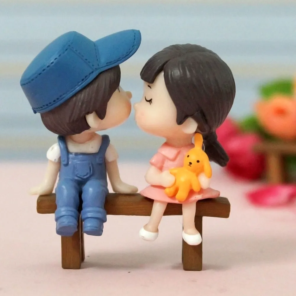 Artsy Romantic Kissing Couple Miniature Showpiece for Valentine's Day