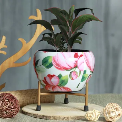 Elegant White Floral and Gold Toned Resilient Metal Pot Stand Set Of 1