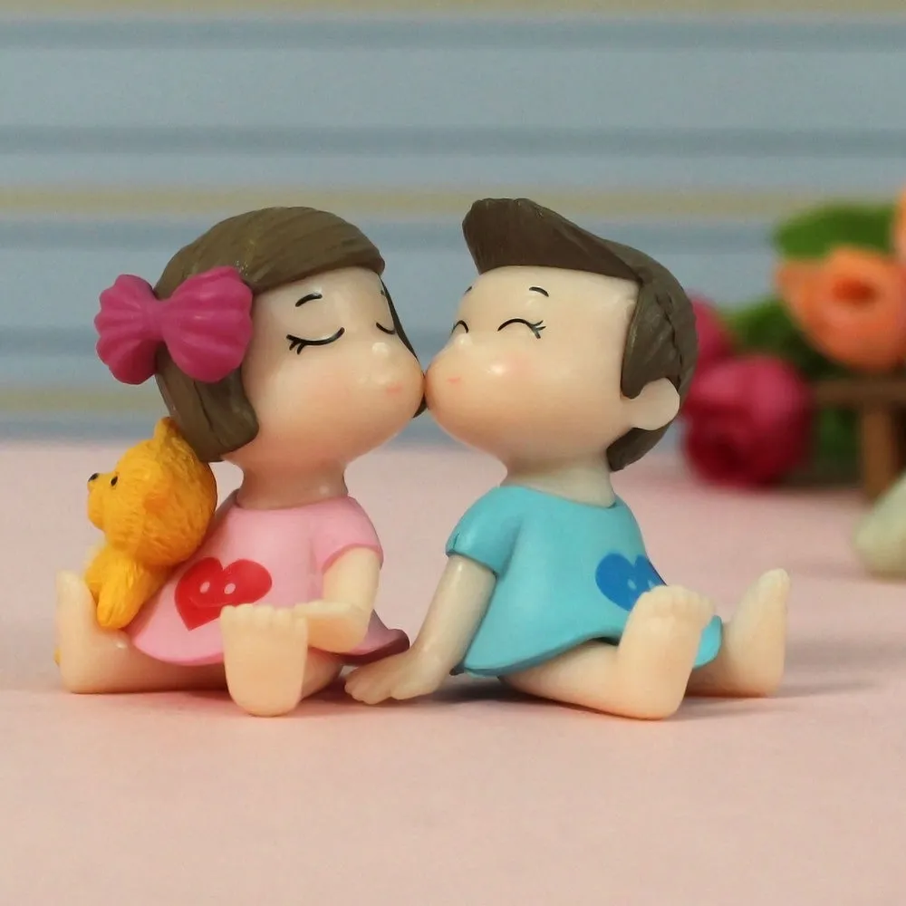 Romantic Kissing Couple in Park Miniature Showpiece for Valentine's Day