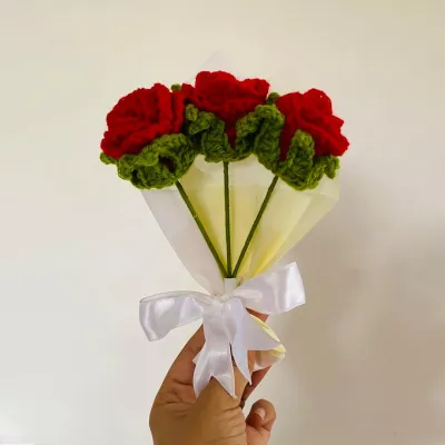 WallMantra Three red crochet roses