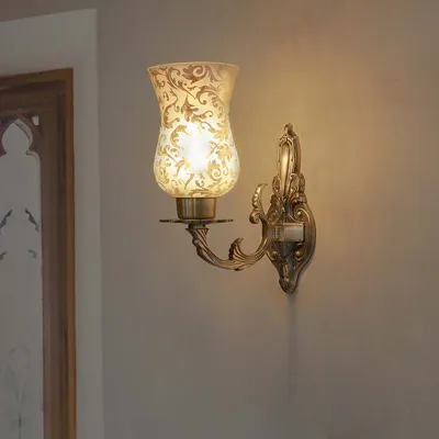 Traditional Antique Brass Finished Etched Glass 1 Light Wall Sconce