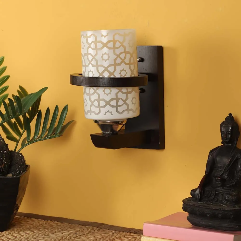 Wooden Frame Encircled Traditional Designer Wall Light